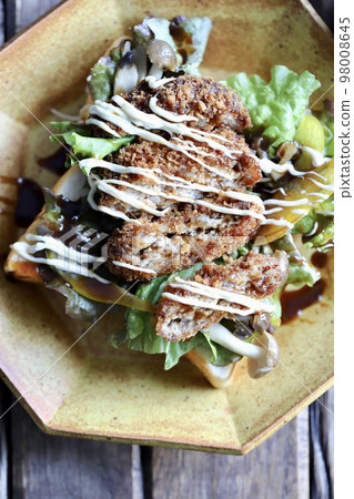 Open sandwich with minced meat cutlet and vegetables on bread 98008645