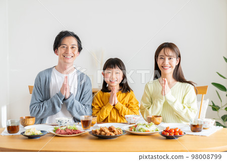 一個年輕的家庭吃 98008799