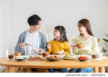 一個年輕的家庭吃 一個年輕的家庭吃 98008801