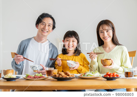 一個年輕的家庭吃 一個年輕的家庭吃 98008803