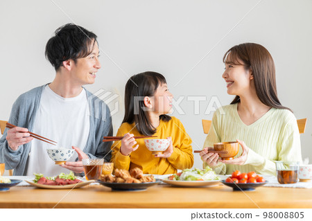 一個年輕的家庭吃 98008805