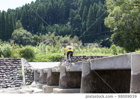 Cycling on Myogano Bridge Cycling on Myogano Bridge 98009039