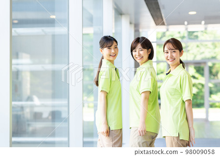 young care staff young care staff 98009058