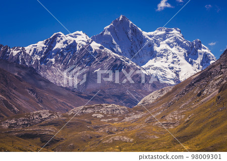 Huascaran Mountain massif in Cordillera Blanca, snowcapped Andes, Ancash, Peru 98009301