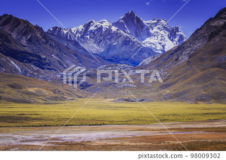 Secluded lake in Cordillera Blanca, snowcapped Andes, Ancash, Peru 98009302