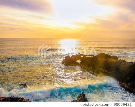Easter Island, Rapa Nui, tropical beach and pacific ocean at coastline, Chile Easter Island, Rapa Nui, tropical beach and pacific ocean at coastline, Chile 98009421