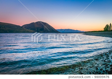 Lake Tekapo at peaceful evening, New Zealand South island idyllic landscape 98009476