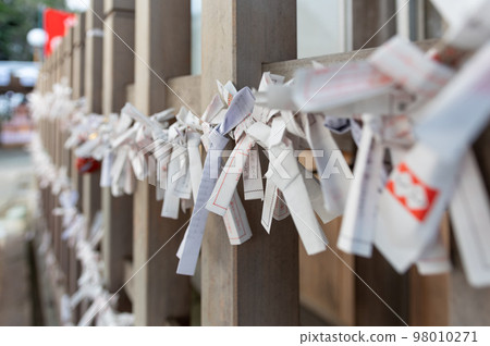 Omikuji tied to the fortune-telling rack installed in the precincts of the shrine 98010271