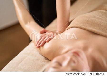 在美容院接受手臂按摩的婦女 98010291