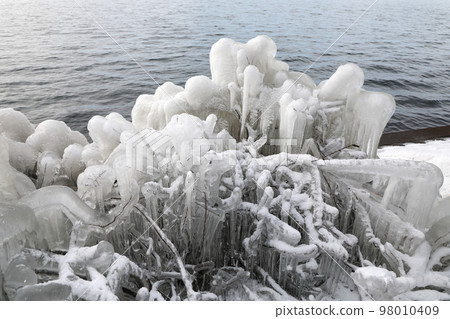 Splashing ice Lake Inawashiro 98010409