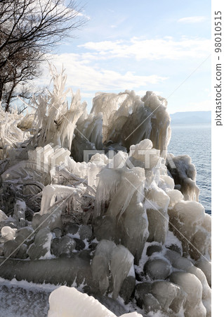 Splashing ice Lake Inawashiro Splashing ice Lake Inawashiro 98010515
