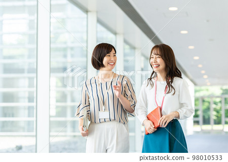 在辦公室的年輕女子 98010533