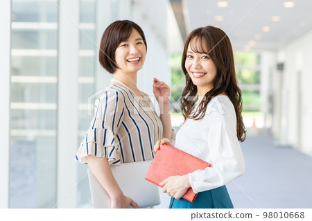 Young business woman in the office 98010668