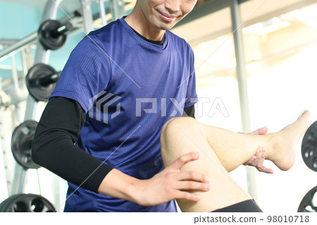 做運動操縱按摩的男性物理治療師 98010718