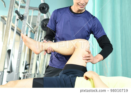 做運動操縱按摩的男性物理治療師 98010719
