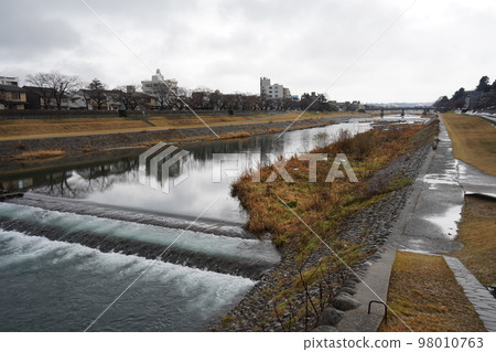 Cloudy skies typical of Hokuriku in winter and Sai River | Kanazawa, Ishikawa Prefecture 98010763