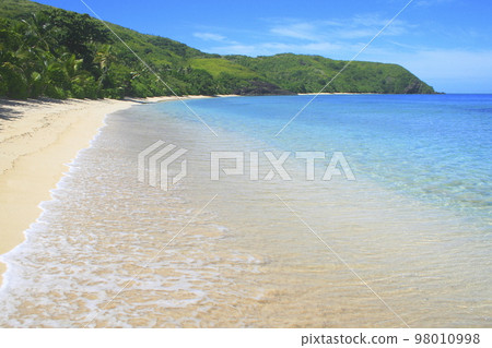 Tropical sandy beach at summer day in Fiji Islands, Pacific ocean 98010998