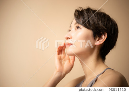 也在主視覺中!似乎在古銅色春夏中易於使用的美女形象 也在主視覺中!似乎在古銅色春夏中易於使用的美女形象 98011510