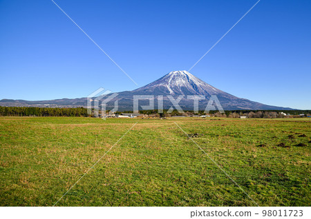 朝霧高原和富士山,冬天的風景 朝霧高原和富士山,冬天的風景 98011723