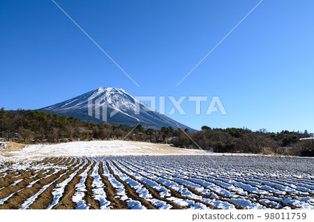 晴朗的冬季天空和富士山和富士山的壯麗景色 晴朗的冬季天空和富士山和富士山的壯麗景色 98011759