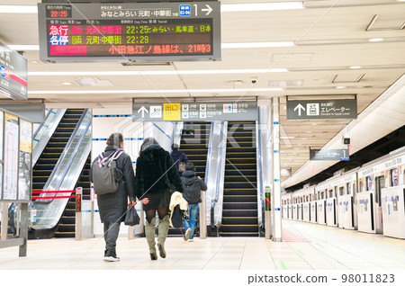 [Kanagawa Prefecture] Commuting to work at Yokohama Station in February 98011823