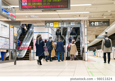 [Kanagawa Prefecture] Commuting to work at Yokohama Station in February 98011824