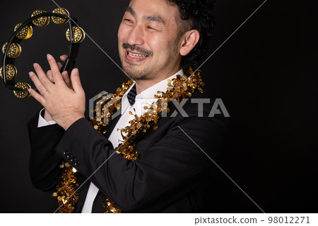 A mysterious banquet manager with a sense of Showa era A mysterious banquet manager with a sense of Showa era 98012271