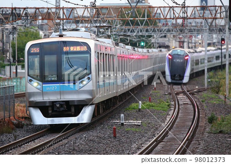 東京地鐵東西線 N05 系列和中央線特快 E353 系列梓 98012373