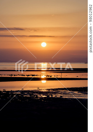 The first sunrise of Itogahama, Oita Prefecture The first sunrise of Itogahama, Oita Prefecture 98012962