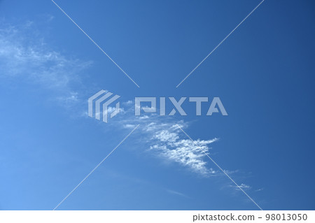 A floating cloud in the clear blue sky 98013050