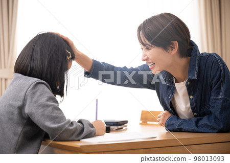 Mother who teaches study Praise 98013093