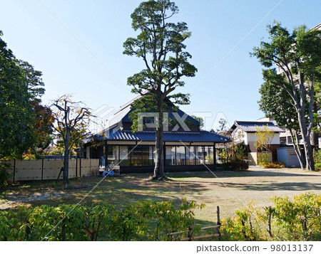 大阪府吹田市濱屋敷的本館和倉庫（從東側看，深秋） 98013137