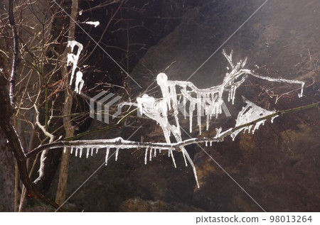 岩屋的冰柱，神聖的聖地 98013264