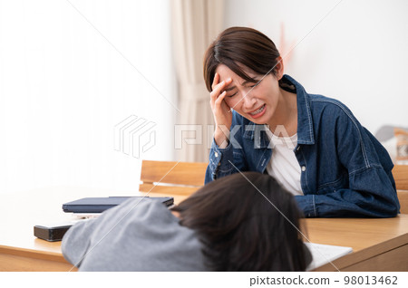 孩子學習不好的父母和孩子的形象 98013462