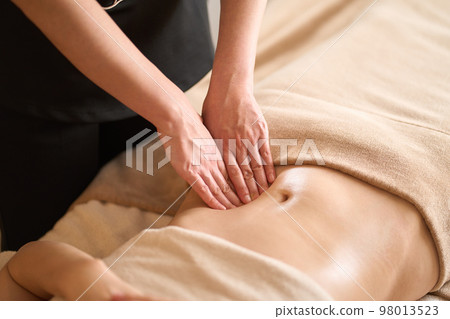 在美容院接受腹部按摩的女士 98013523