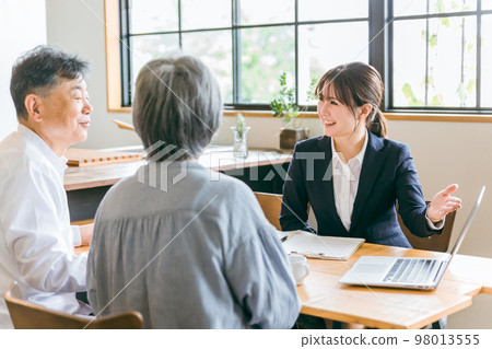Asian woman who is a social worker, social worker, care manager, and case worker talking to the elderly Asian woman who is a social worker, social worker, care manager, and case worker talking to the elderly 98013555
