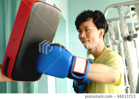 男子拳擊和帶手套的教練 男子拳擊和帶手套的教練 98013723