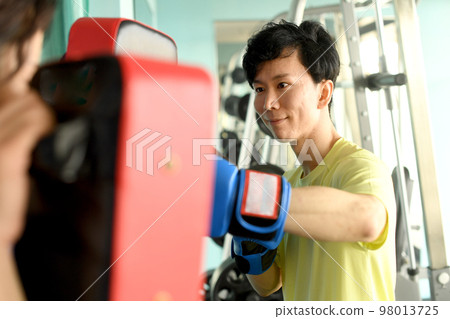 男子拳擊和帶手套的教練 98013725