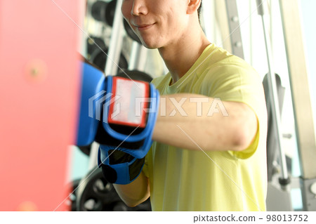 Men punching and trainer with mitts 98013752