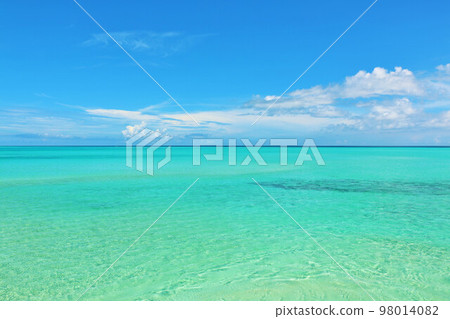 沖繩夏天藍天和大海 98014082