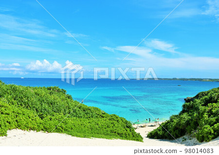 Okinawa Miyakojima Blue Sky and Sea (Photo: Sunayama Beach) Okinawa Miyakojima Blue Sky and Sea (Photo: Sunayama Beach) 98014083