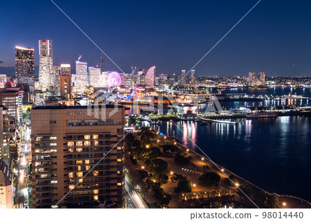 << Kanagawa Prefecture >> Night view of Yokohama Minato Mirai and date spots 98014440