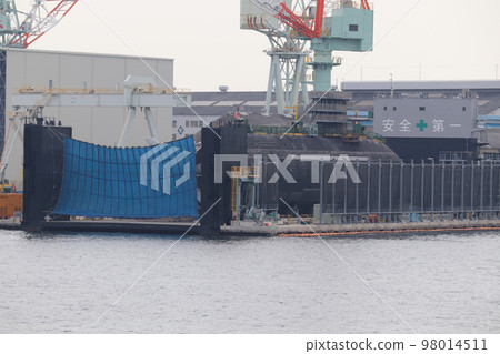 Blindfolded submarine under construction 98014511