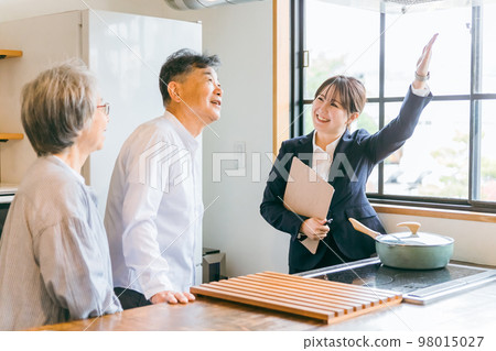 亞洲女商人在住房展廳、樣板房、房屋製造商向老年夫婦解釋 亞洲女商人在住房展廳、樣板房、房屋製造商向老年夫婦解釋 98015027