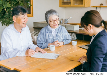 一對亞洲老年夫婦簽訂合同，一名女商人穿著西裝 98015483