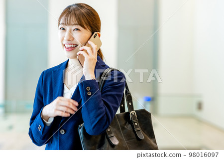 Business woman smartphone Photography cooperation: LINK FOREST 98016097