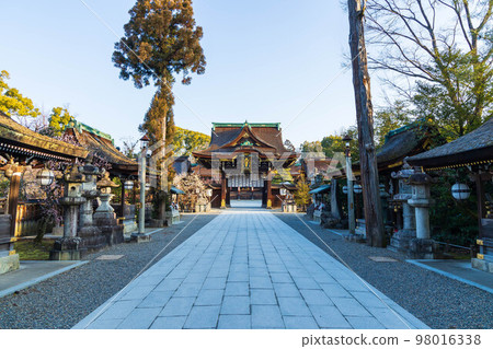 Kitano Tenmangu Shrine, the ancient capital of Kyoto in early spring, Sankomon Gate and plum blossoms Kitano Tenmangu Shrine, the ancient capital of Kyoto in early spring, Sankomon Gate and plum blossoms 98016338