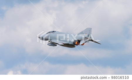 Luftwaffe F-4F Phantom II take off 98016510
