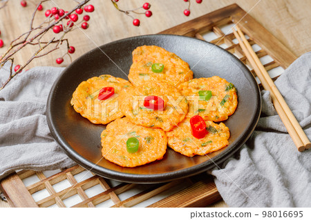 黑盤上放著紅綠辣椒的韓國傳統食品泡菜全盤 98016695