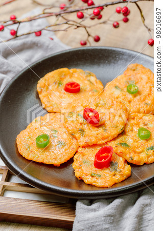 黑盤上放著紅綠辣椒的韓國傳統食品泡菜全盤 黑盤上放著紅綠辣椒的韓國傳統食品泡菜全盤 98016697